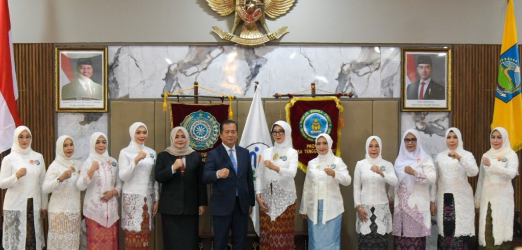 BERSINERGI: Gubernur NTB Lalu Muhamad Iqbal dan Wagub Indah Dhamayanti Putri bersama para Bunda PAUD se-Provinsi NTB usai dilantik, Kamis (6/3).