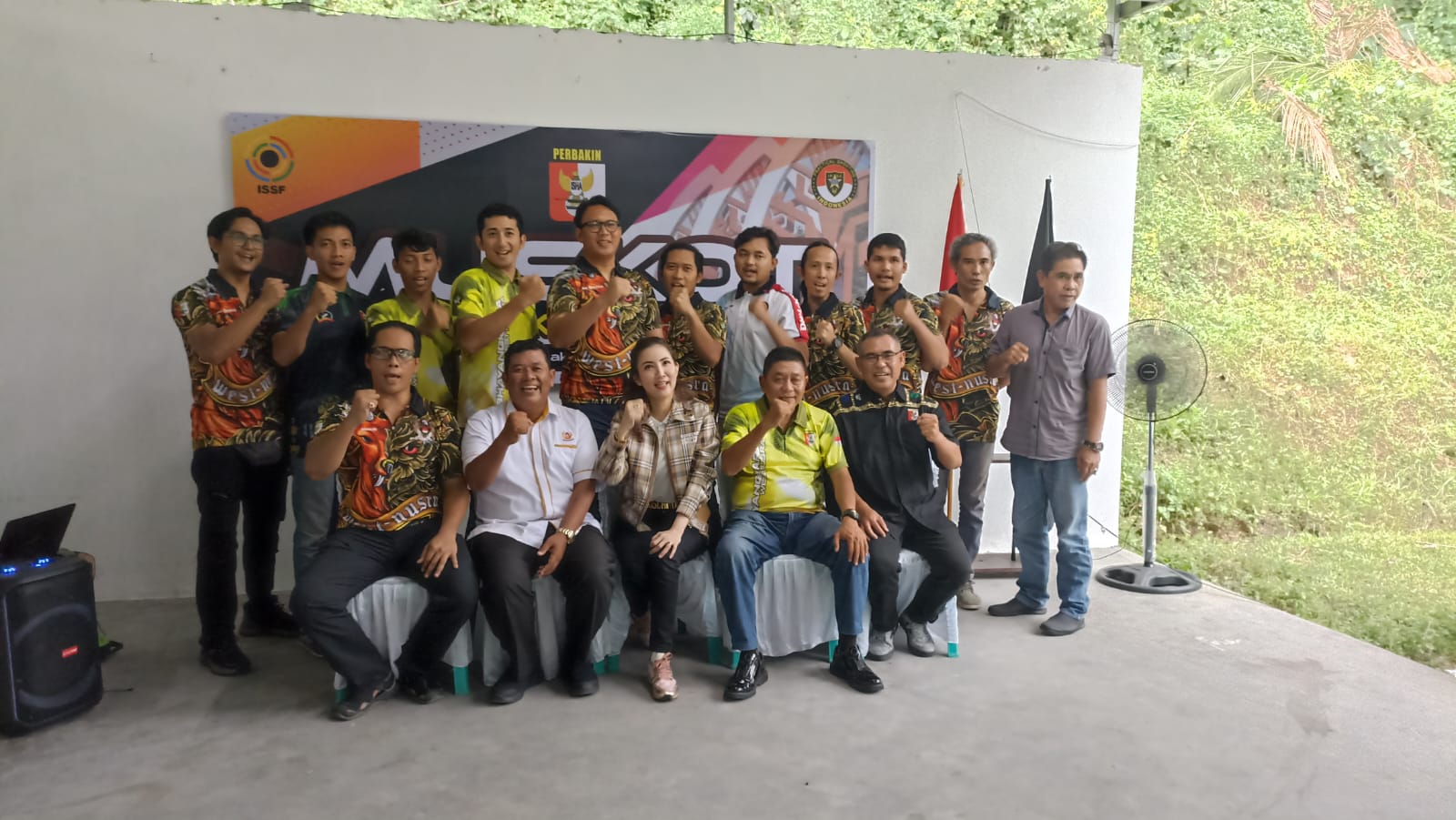 PEMIMPIN BARU: Maya Damayanti (tengah) terpilih aklamasi sebagai Ketua Pengkot Perbakin Mataram dalam Muskot, belum lama ini.