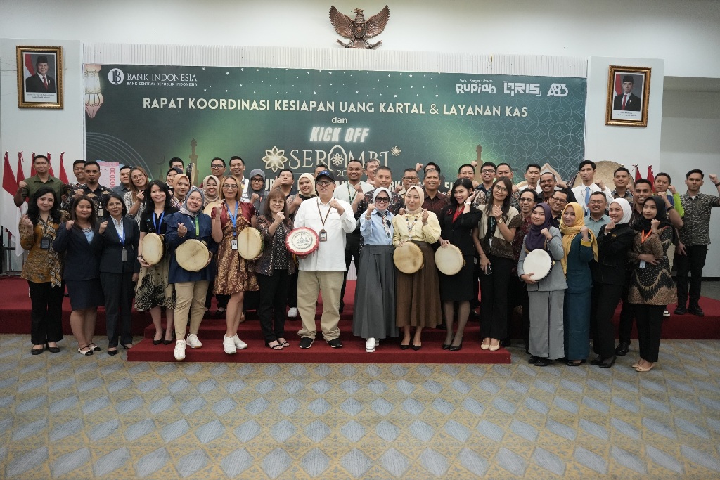 KICK OFF SERAMBI: Kepala BI NTB Berry Arifsyah Harahap (tengah/depan) bersama dengan pihak perbankan dan PJPUR usai kick off program Semarak Rupiah Ramadan dan Berkah Idul Fitri (SERAMBI) di Kantor BI