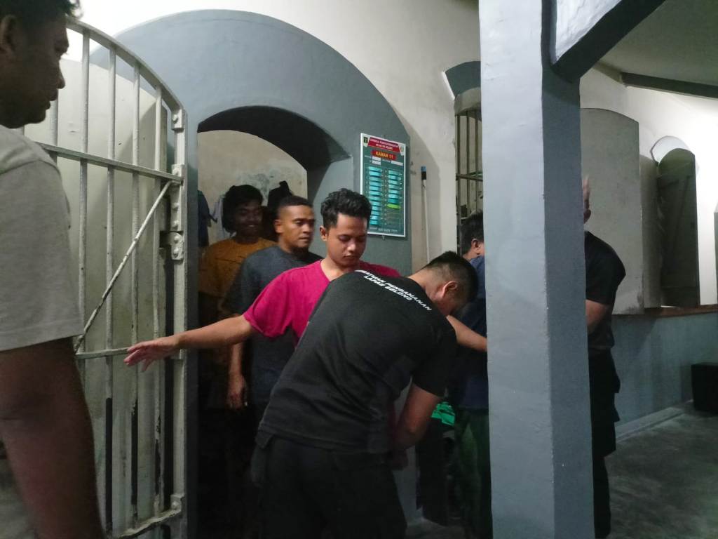 GELEDAH: Seorang petugas saat menggeledah pakaian dan badan warga binaan Lapas kelas IIB Selong, pada saat razia hunian dan tes urine. Selasa malam (4/3)