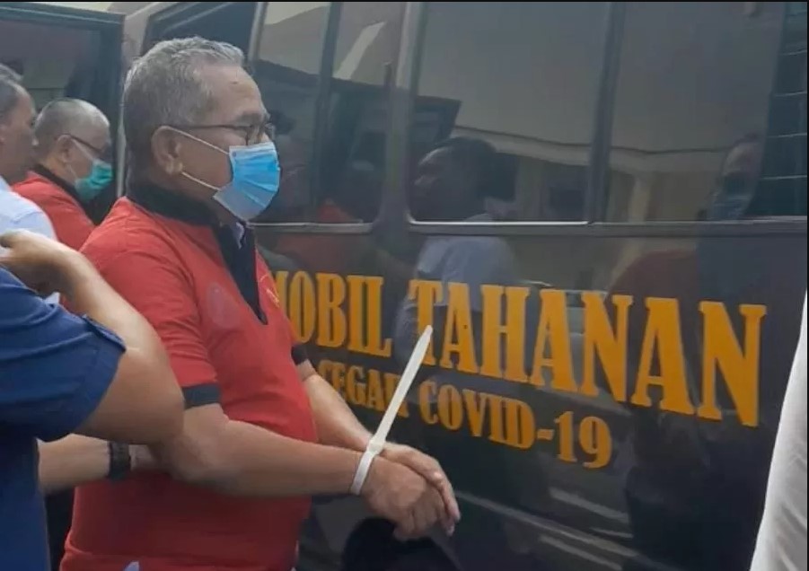 DIBORGOL: Mantan Kadikes Dompu Maman ditahan jaksa, beberapa waktu lalu. Dia ditahan atas korupsi pembangunan RS Pratama Manggelewa, Dompu.
