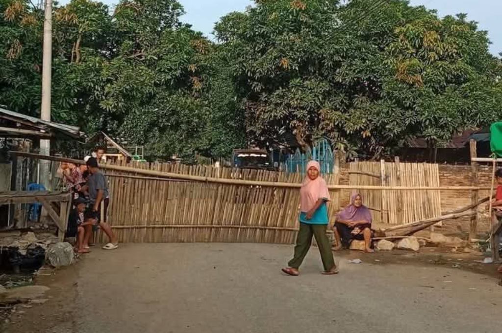 PROTES: Warga Desa Lido, Kecamatan Belo, Bima, memblokade jalan sebagai bentuk protes dilepasnya terduga pelaku pembacokan, Kamis (6/3).
