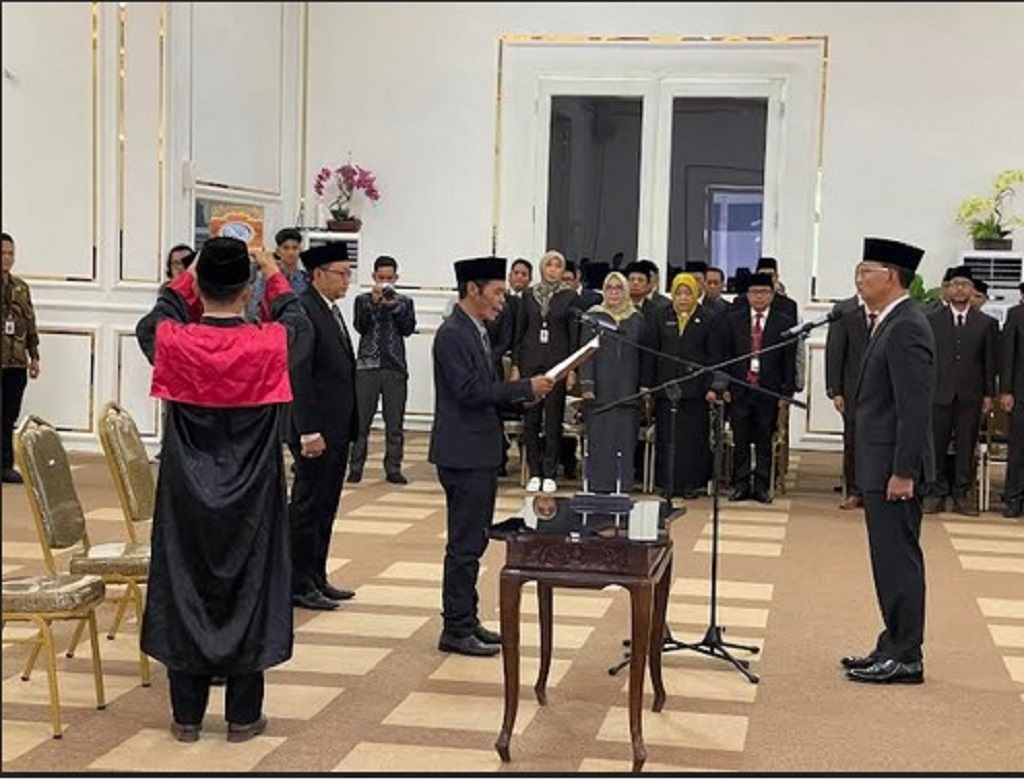 SAKRAL: Momen pengambilan sumpah jabatan tiga pejabat baru di lingkup Pemkot Mataram oleh Wali Kota Mataram Mohan Roliskana, Kamis (6/3).