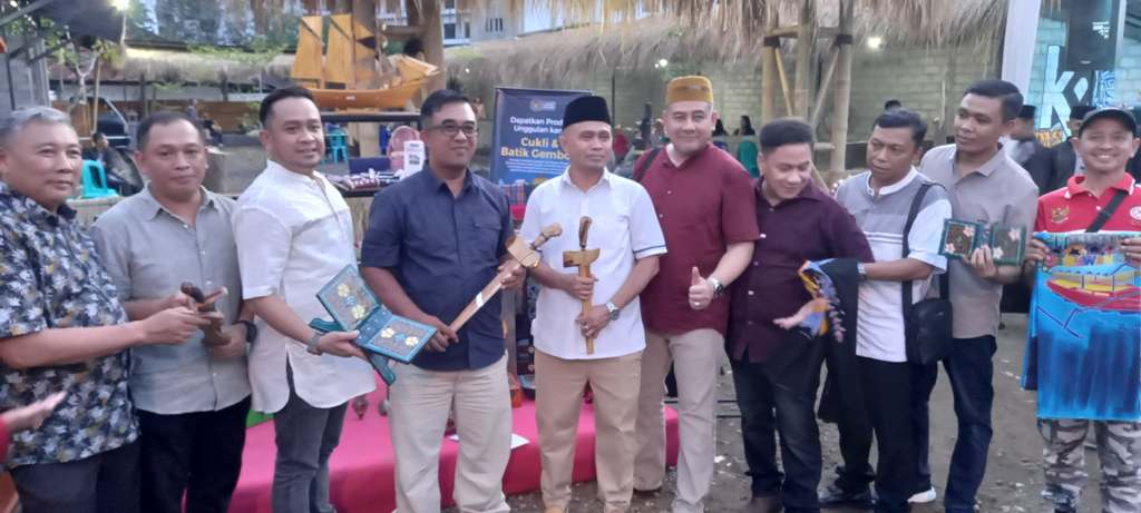 TERUS MEMBINA: Kepala Kanwil Ditjenpas NTB Anak Agung Gde Krisna (empat dari kiri) bersama jajarannya menunjukkan hasil kreativitas para napi di bazar, Jalan Majapahit, Mataram, Jumat (7/3)