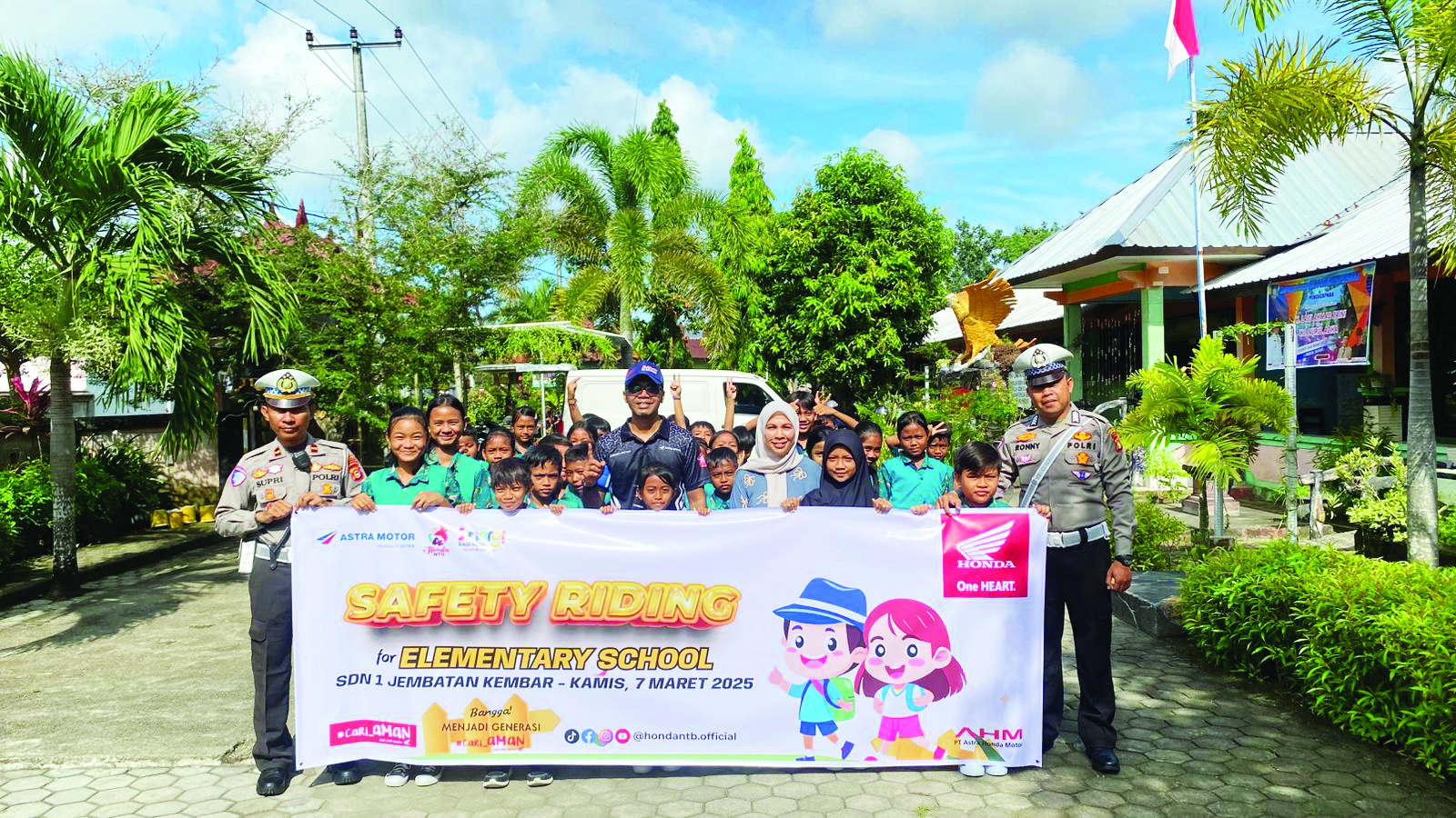 KOLABORASI: Tim safety riding Astra Motor NTB bersama Satlantas Polres Lombok Barat dan murid SDN 1 Jembatan Kembar. (Honda for Lombok Post)