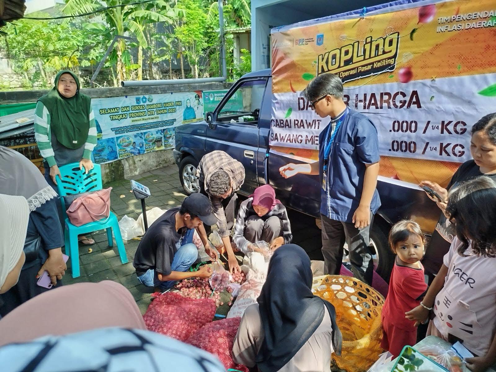 KOPLING: Warga yang tengah berburu bahan pokok murah dalam kegiatan Kolaborasi Operasi Pasar Keliling (Kopling) di Ampenan, Kota Mataram.