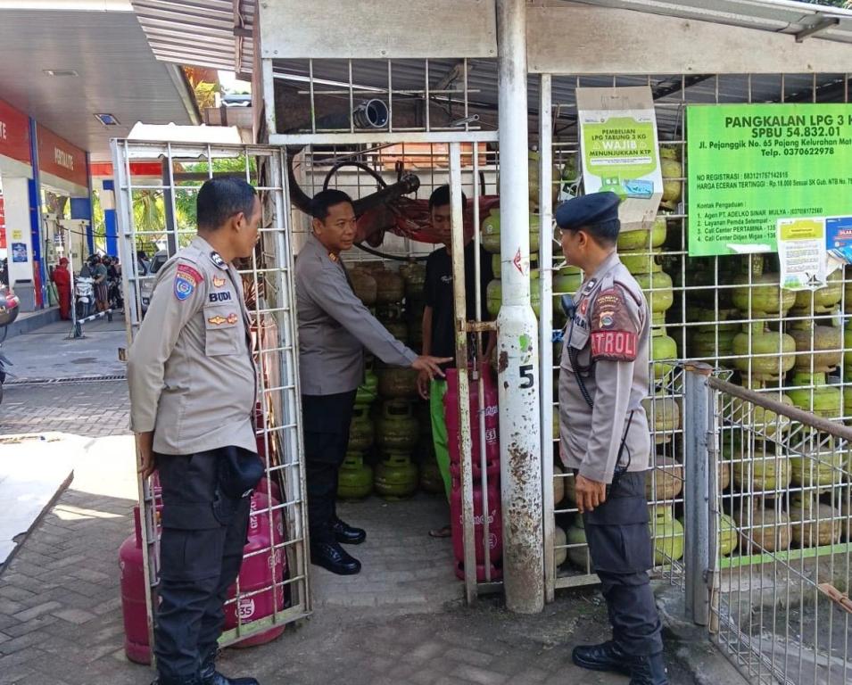 SIDAK: Anggota Polsek Mataram melakukan sidak ke sejumlah pangkalan tabung gas di wilayah hukumnya, Jumat (7/3).&nbsp;