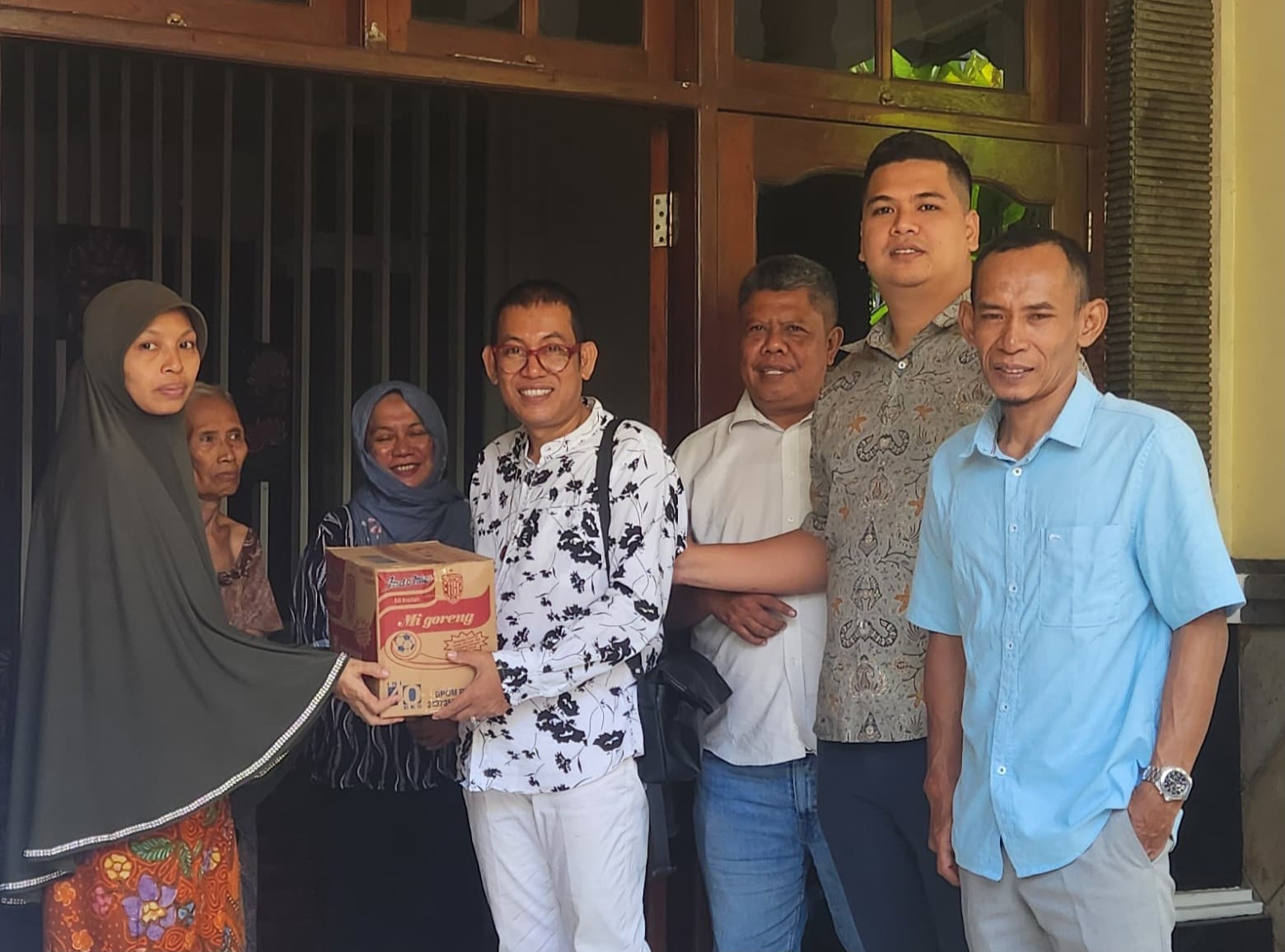 BERI BANTUAN: Anggota Komisi IV DPRD Lombok Barat menyalurkan bantuan bagi warga Lobar yang ada di rumah singgah Denpasar untuk berobat di RS Sanglah Bali, Jumat (7/5).