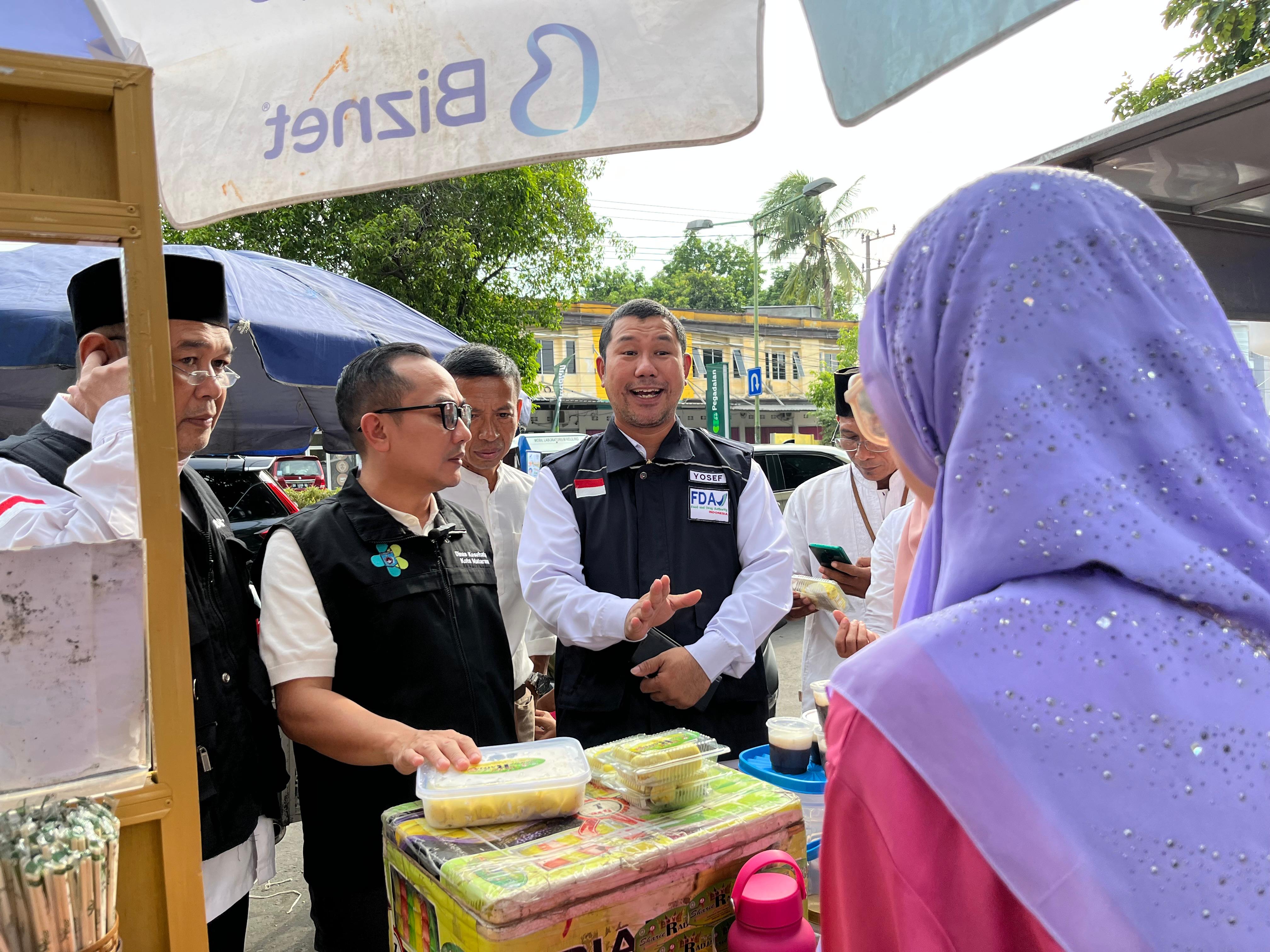 PENGECEKAN TAKJIL: Kepala BBPOM Mataram (dua dari kanan) bersama Kadikes Mataram Emirald Isfihan, dan perwakilan Disdag NTB saat melakukan Inwas pangan Ramadan di salah satu penjual di Majapahit.