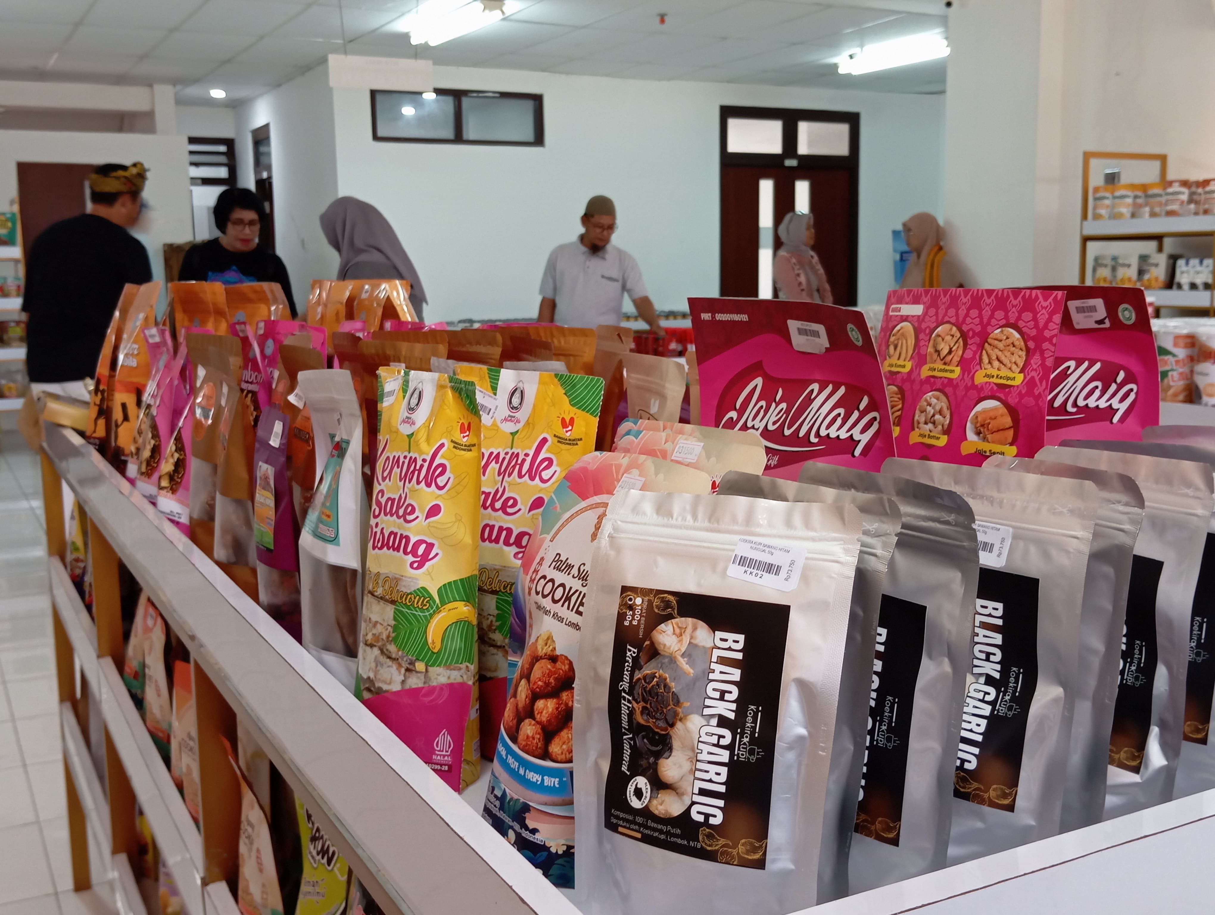 Produk UMKM dan IKM NTB dengan kemasan bagus di etalase NTB Mall Islamic Center, Mataram.