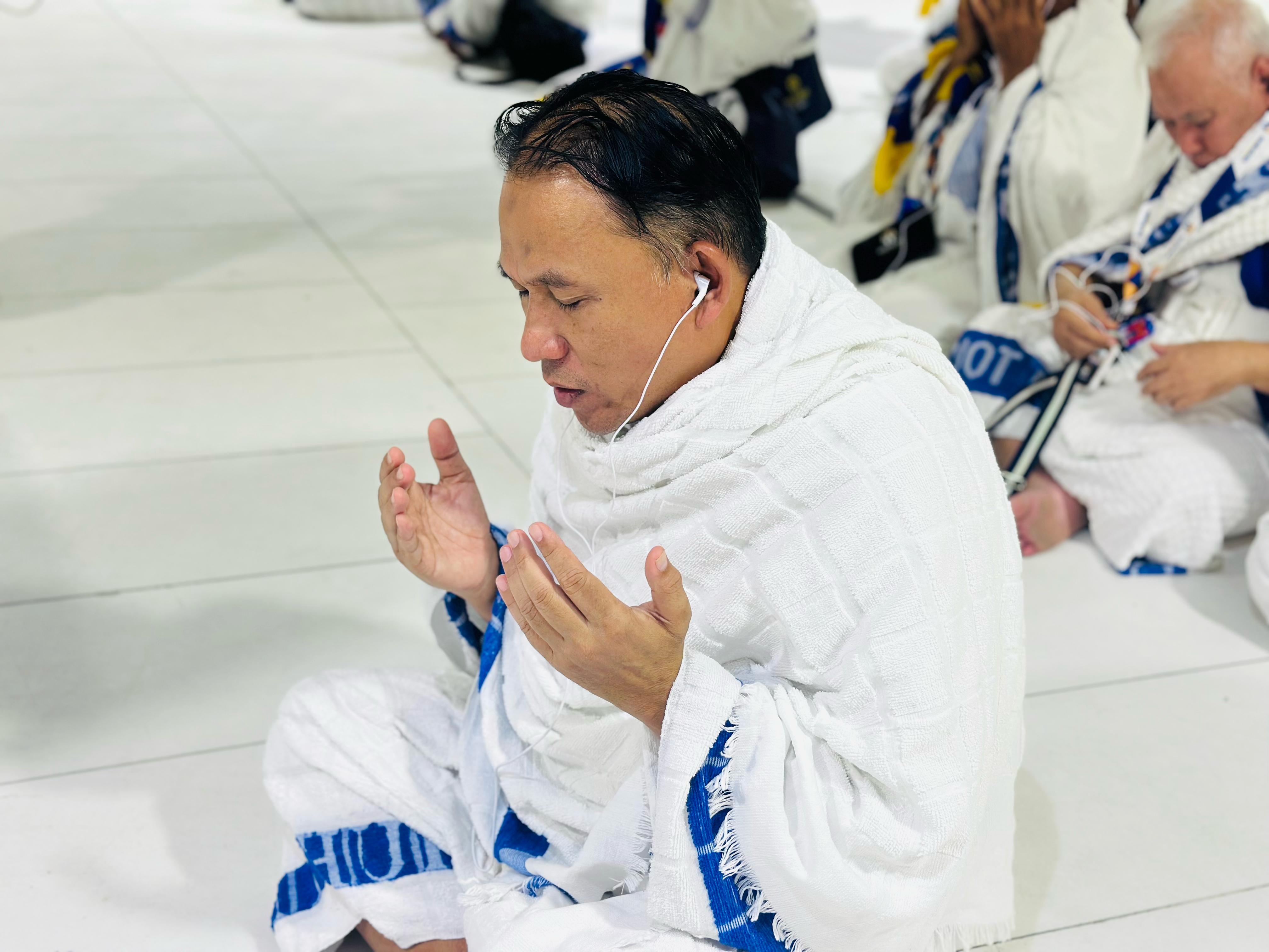 Mochamad Yasir Owner Auto Riset 2000 salah satu  jemaah awal Ramadhan Muhsinin Tour and Travel memanjatkan doa usai ibadah Tawaf.