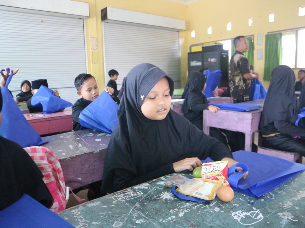 ANTUSIAS: Para murid di SDN 3 Sakra, kecamatan Sakra begitu antusias saat menerima bingkisan program Makan Bergizi Gratis (MBG) selama Ramadan.