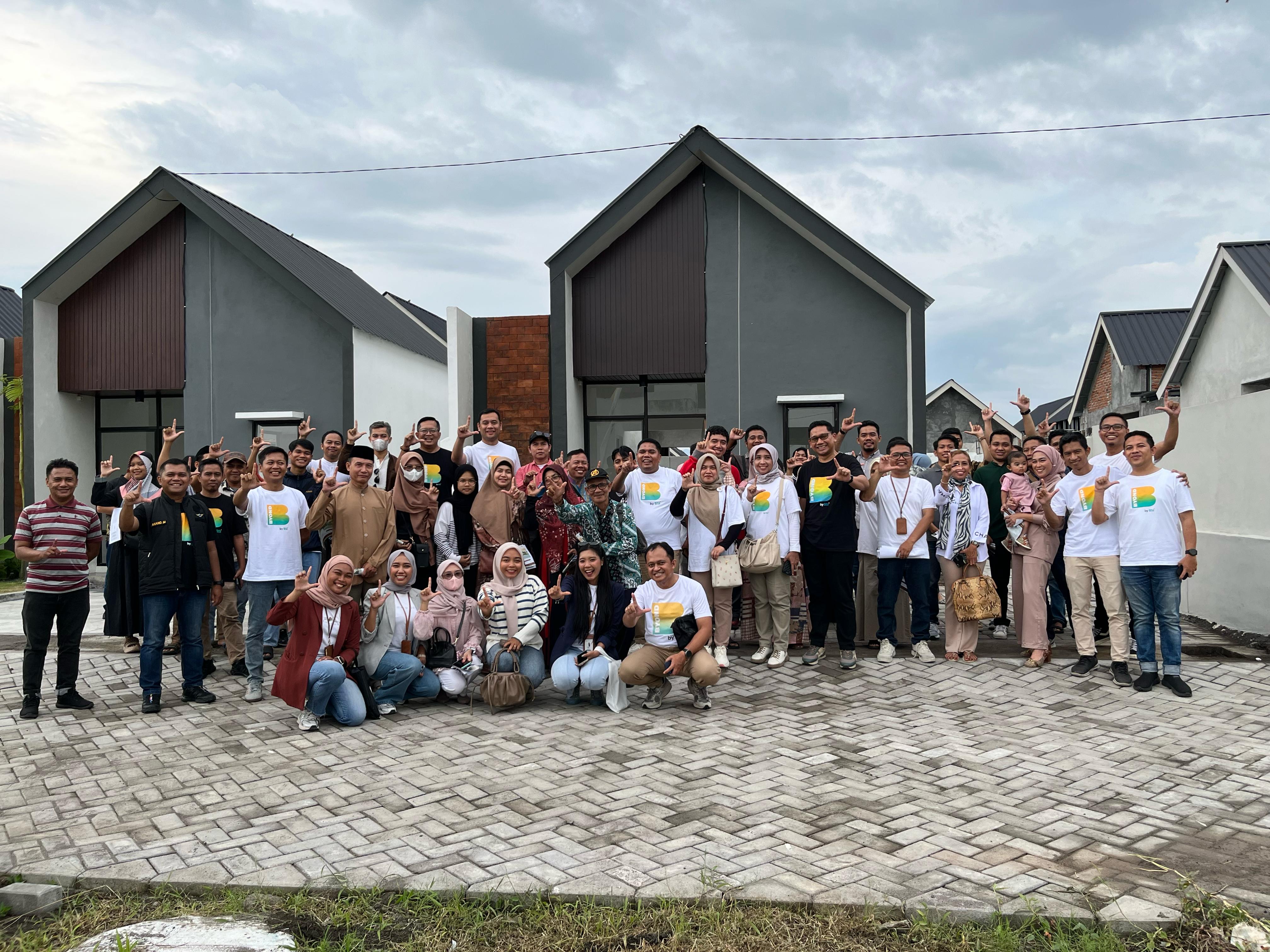 TOUR HOUSE: Para nasabah BSI di NTB yang melakukan tour house FLPP di Perumahan Polynesia milik Meka Asia, di Lombok Barat, Sabtu (8/3).