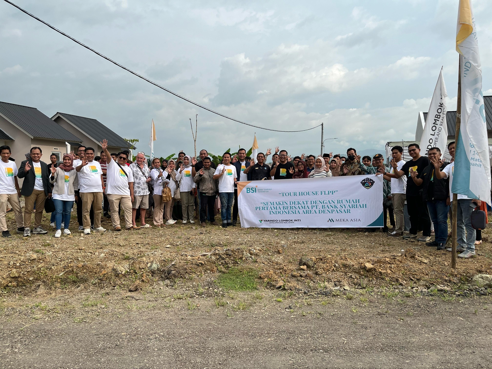 TOUR HOUSE: Para nasabah BSI di NTB yang melakukan tour house FLPP di Perumahan Taman Mandali milik Varindo, di Lombok Barat, Sabtu (8/3)
