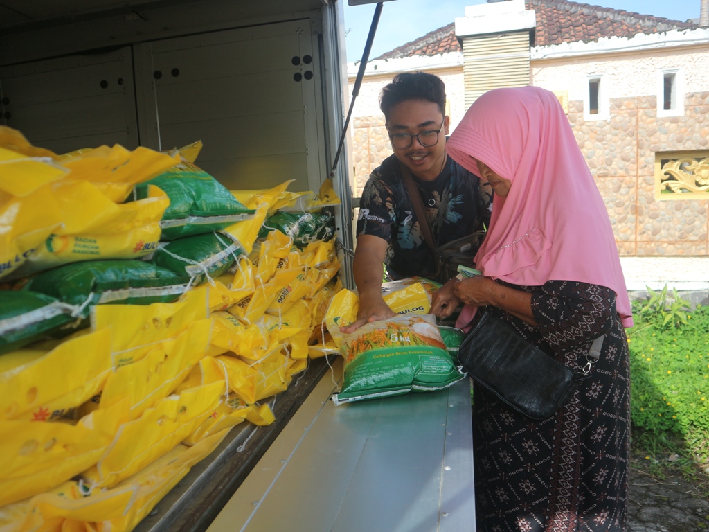 ANGKUT: Seorang ibu rumah tangga membeli beras SPHP di pasar murah yang diladakan Bulog Lotim beberapa bulan lalu.