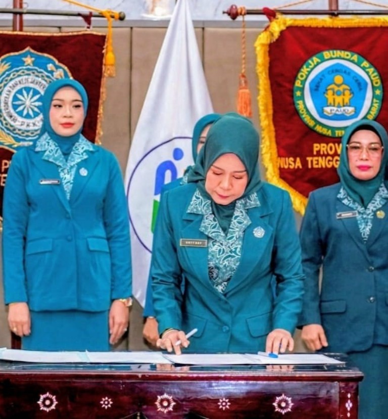 DILANTIK: Onti Farianti menandatangani berita acara usai dilantik menjadi ketua PKK Dompu, Jumat (7/3).