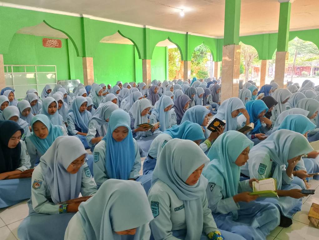 TADARUS ALQURAN: Ratusan siswa SMAN 6 Mataram melaksanakan tadarus Alquran di musala sekolah setempat, kemarin. Kegiatan ini rutin dilakukan sebelum KBM dimulai.