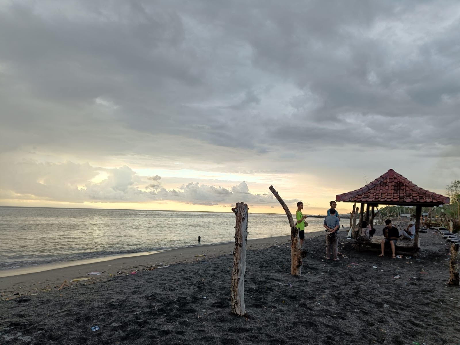 PANORAMA SENJA: Sejumlah orang tengah menikmati keindahan di tepi pantai Cantik, Sekarbela, Kota Mataram, Jumat (7/3).