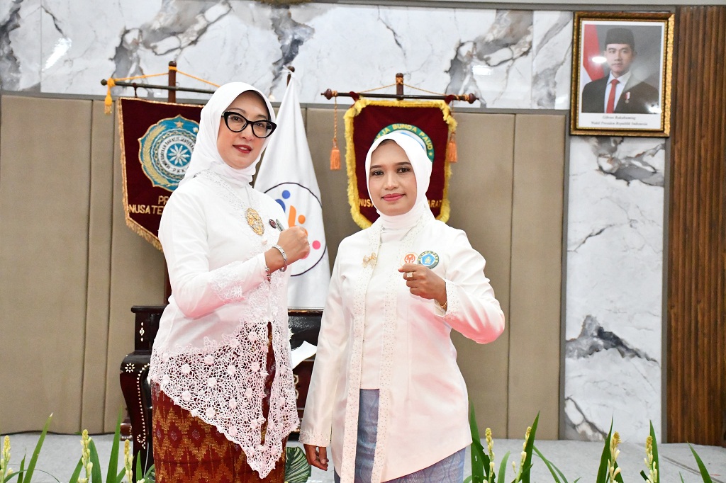 DUKUNG PEMERINTAH: Rohani (kanan) bersama Ketua TP PKK NTB usai pengukuhan belum lama ini.
