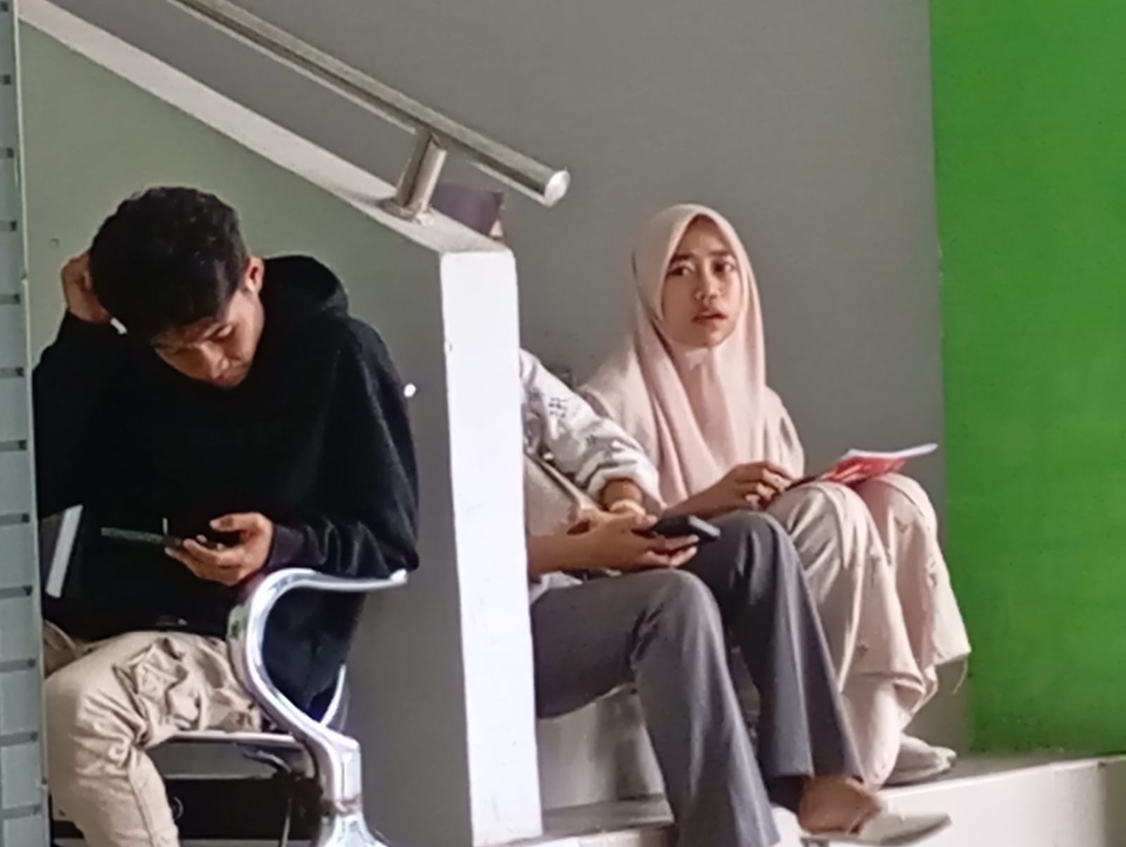 TUNGGU PENGUMUMAN: Dua calon siswa didampingi orang tuanya melihat pengumuman jalur prestasi MAPK MAN 2 Mataram.