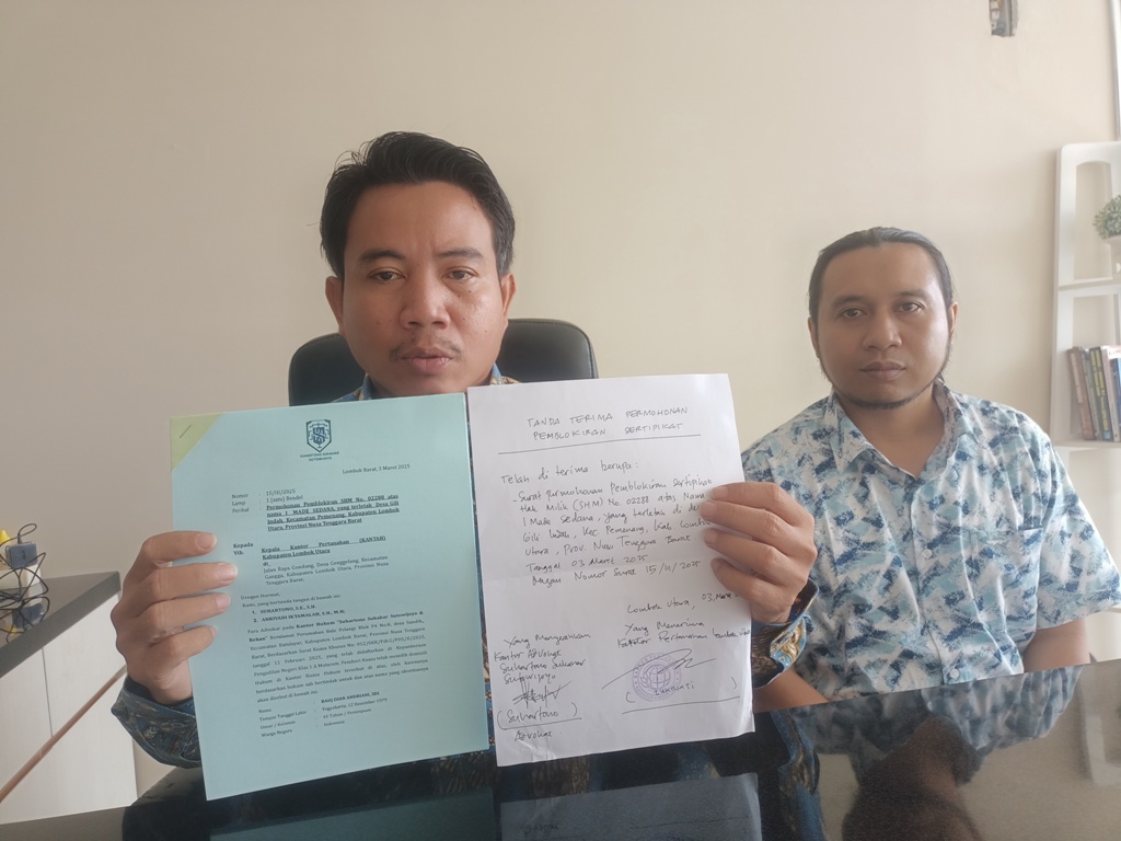 MENGGUGAT: Penasihat hukum pengusaha di Gili Trawangan Suhartono menunjukkan bukti&nbsp; yang dijadikan dasar untuk menggugat salah satu Bank BUMN, Minggu (9/3).&nbsp;