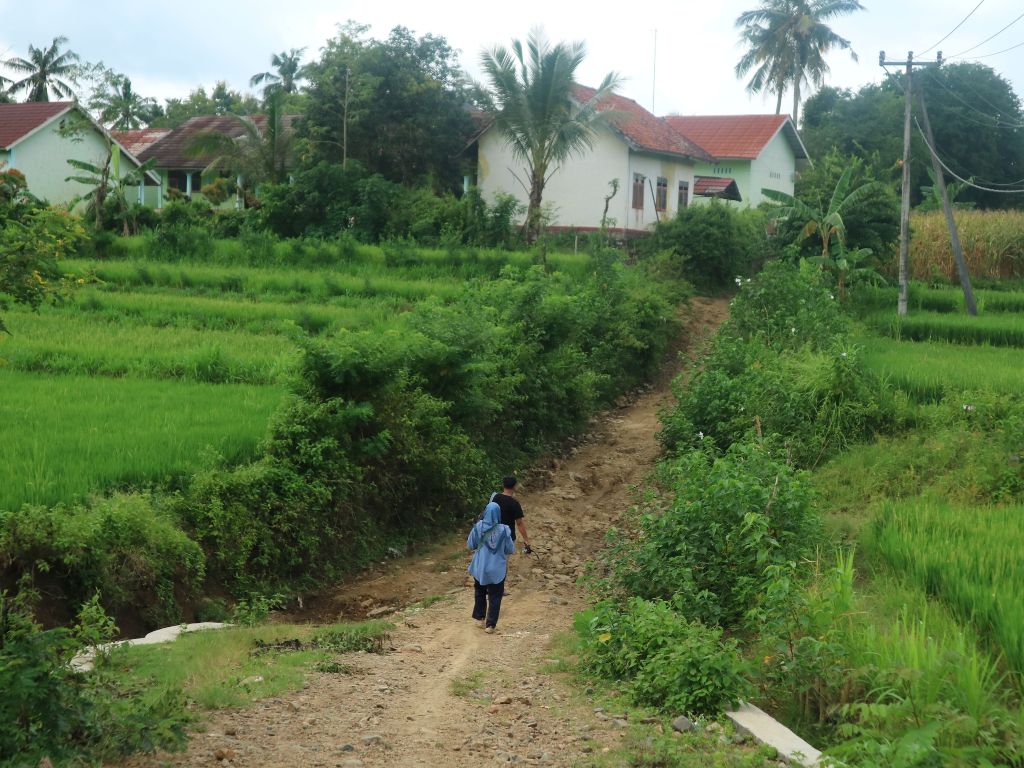 TENTUKAN PRIORITAS: Dua orang berjalan kaki menuju di SDN Gerintuk dan PAUD Satap di Dusun Pemoles, Desa Batu Jangkih, Kecamatan Praya Barat Daya, Loteng, beberapa waktu lalu.