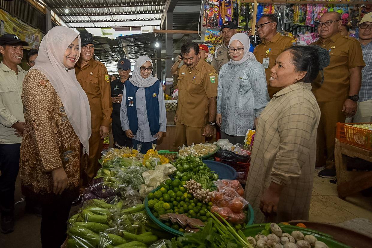 HARUS STABIL: Wagub NTB Indah Dhamayanti Putri (dua dari kiri) saat berdialog dengan salah satu pedagang, di Pasar Seketeng, Sumbawa, Senin (10/3).