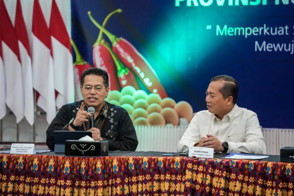 HIGH LEVEL MEETING: Kepala BI NTB Berry Arifsyah Harahap (kiri) dan Gubernur NTB Lalu Muhammad Iqbal (kanan) saat menyampaikan rekomendasi jangka pendek dan jangka panjang pengendalian inflasi.