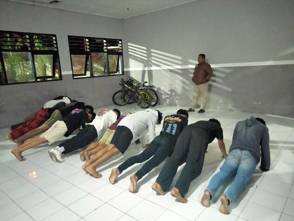 MENERIMA HUKUMAN: Sejumlah remaja yang diamankan karena melakukan aksi perang sarung dihukum push up di Polsek Selaparang, Minggu dini hari (9/3).&nbsp;