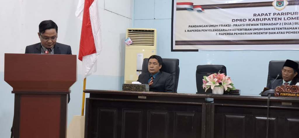 REGULASI: Salah satu anggota DPRD KLU menyampaikan pandangan fraksinya terhadap dua raperda, belum lama ini.
