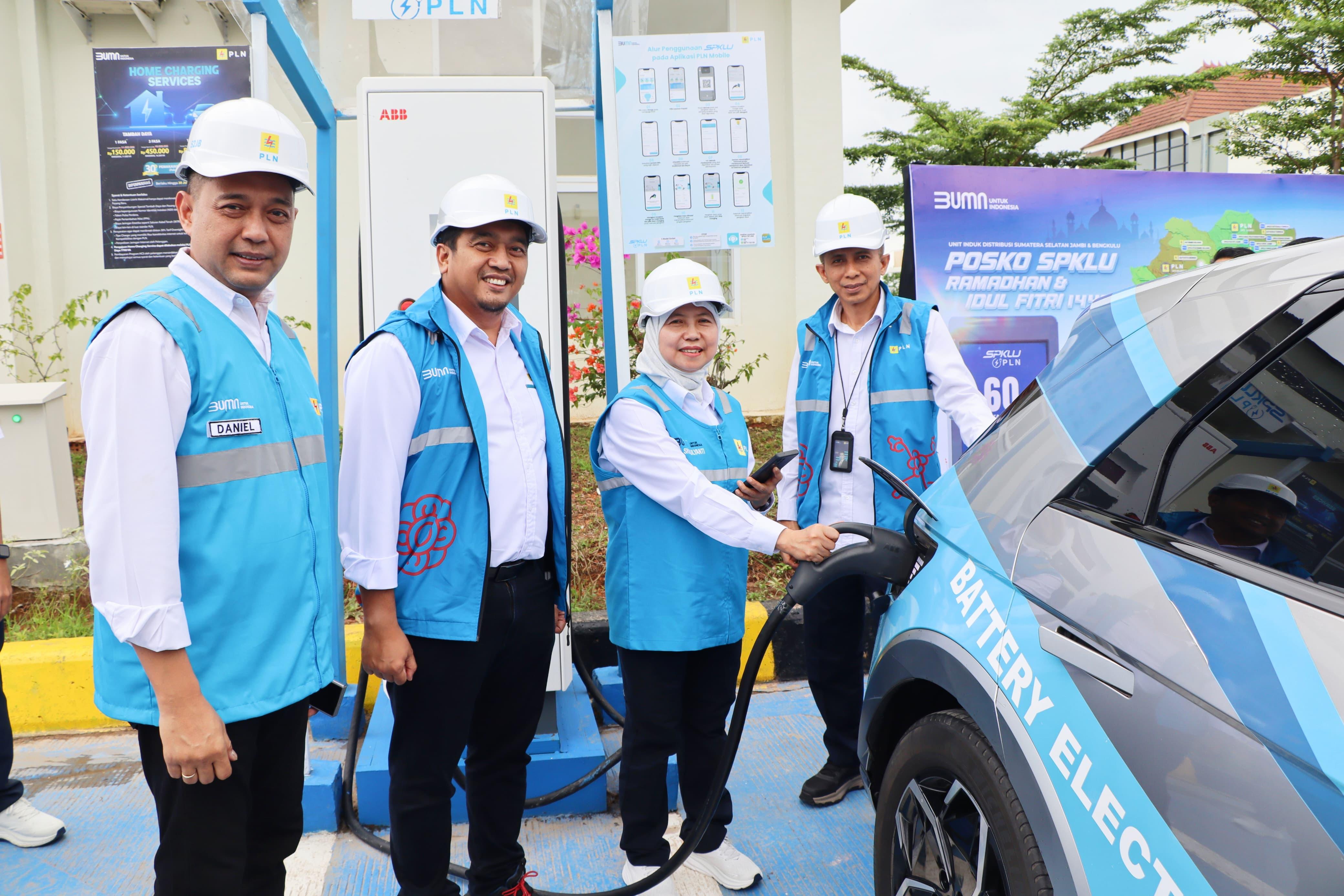 Direktur Retail dan Niaga PLN Edi Srimulyanti (dua dari kanan) melakukan simulasi pengisian daya mobil listrik di Rest Area KM. 56A Tol Indralaya-Prabumulih, Ogan Ilir, Sumatera Selatan, Senin (3/3).