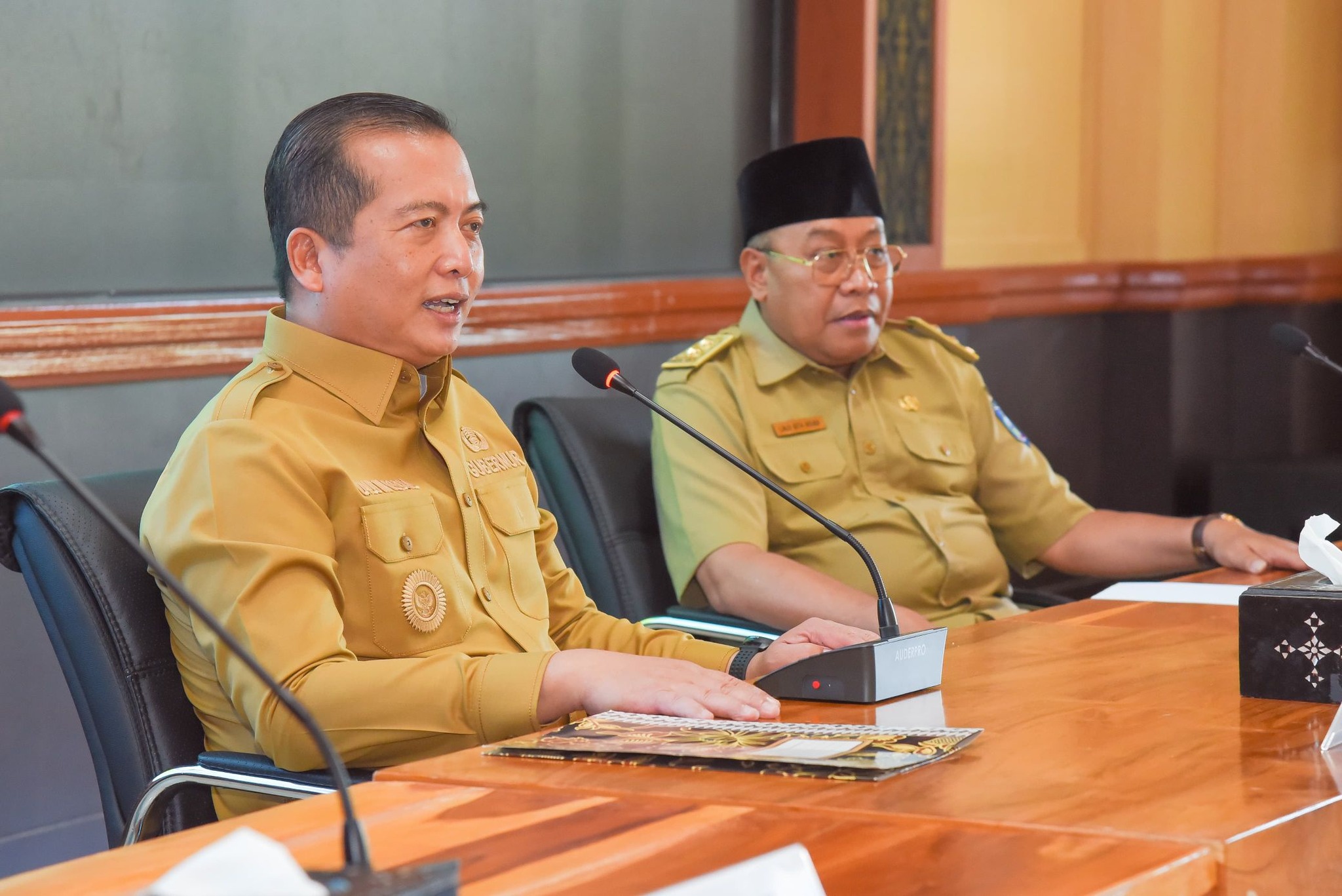 Gubernur NTB Lalu Muhamad Iqbal (kiri) saat memimpin rapat bersama kepala OPD lingkup Pemprov NTB. Dalam menjalankan pemerintahan lima tahun kedepan, gubernur akan turut dibantu Tim Percepatan
