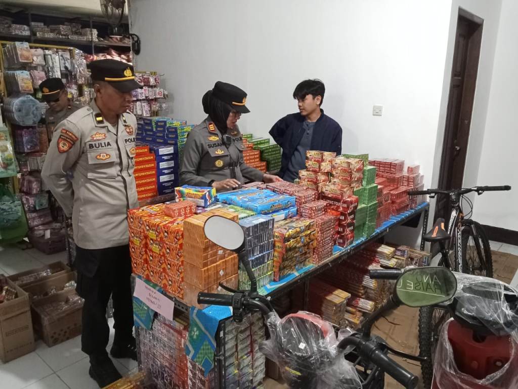 BERBAHAYA: Kapolsek Praya AKP Susan V Sualang gelar razia petasan kepada pedagang di Praya, Loteng, Sabtu (8/3).
