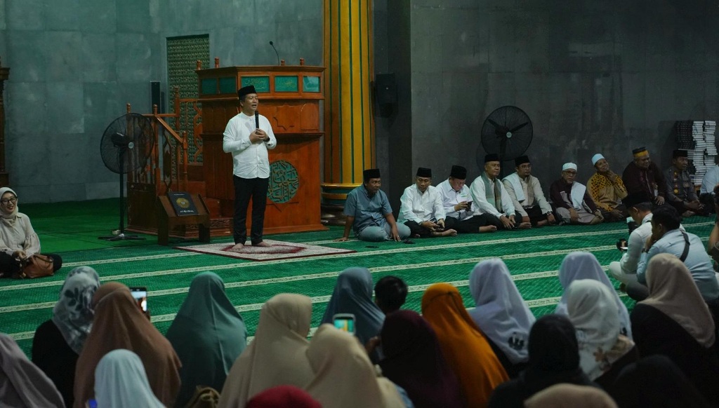 SAFARI RAMADAN: Gubernur NTB Lalu Muhamad Iqbal menyampaikan pidato di acara safari Ramadan di Masjid Agung Darussalam kompleks Kemutar Telu Center (KTC) Taliwang.
