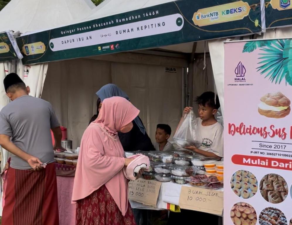 BELANJA: Warga yang tengah berbelanja makanan dan takjil untuk berbuka puasa di event Gelegar Pesona Khazanah Ramadan, di halaman NTB Mall, Islamic Center, Mataram, pekan lalu.