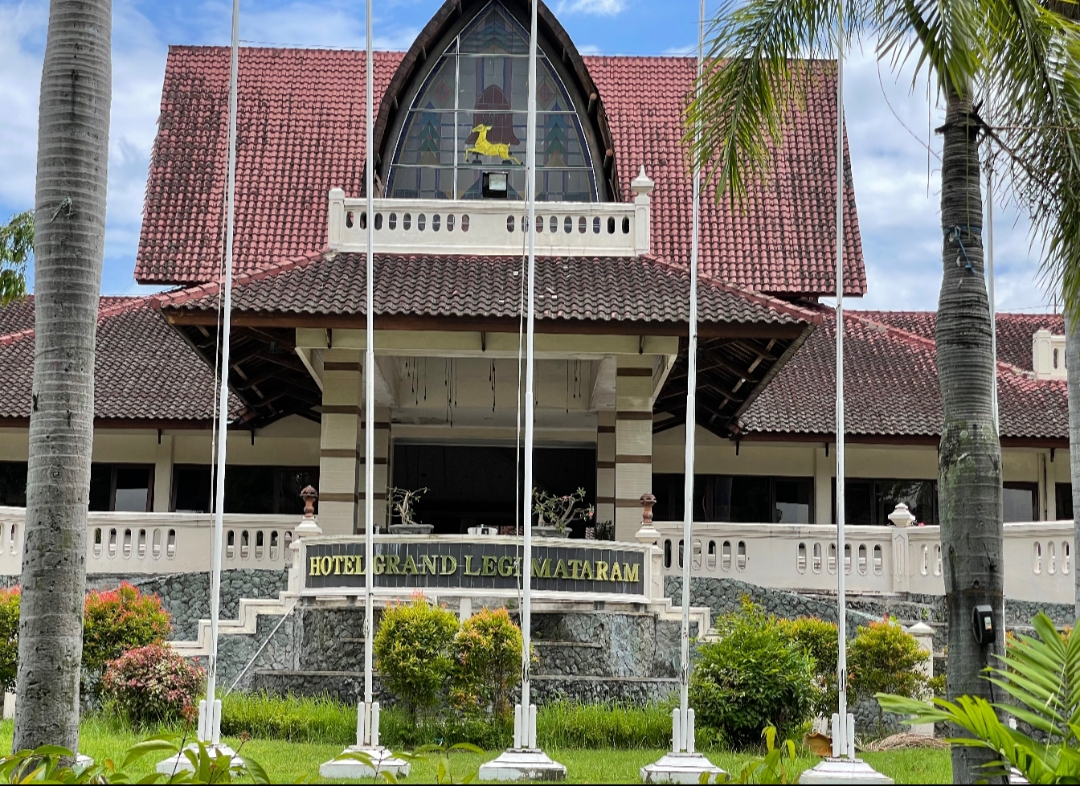 LENGANG: Hotel Grand Legi yang dilihat dari luar, terlihat sepi dari aktivitas.