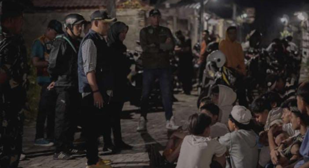 Camat Ampenan Muzakkir Walad saat memberikan teguran pada anak-anak yang terjaring penertiban, Minggu dini hari (9/2).