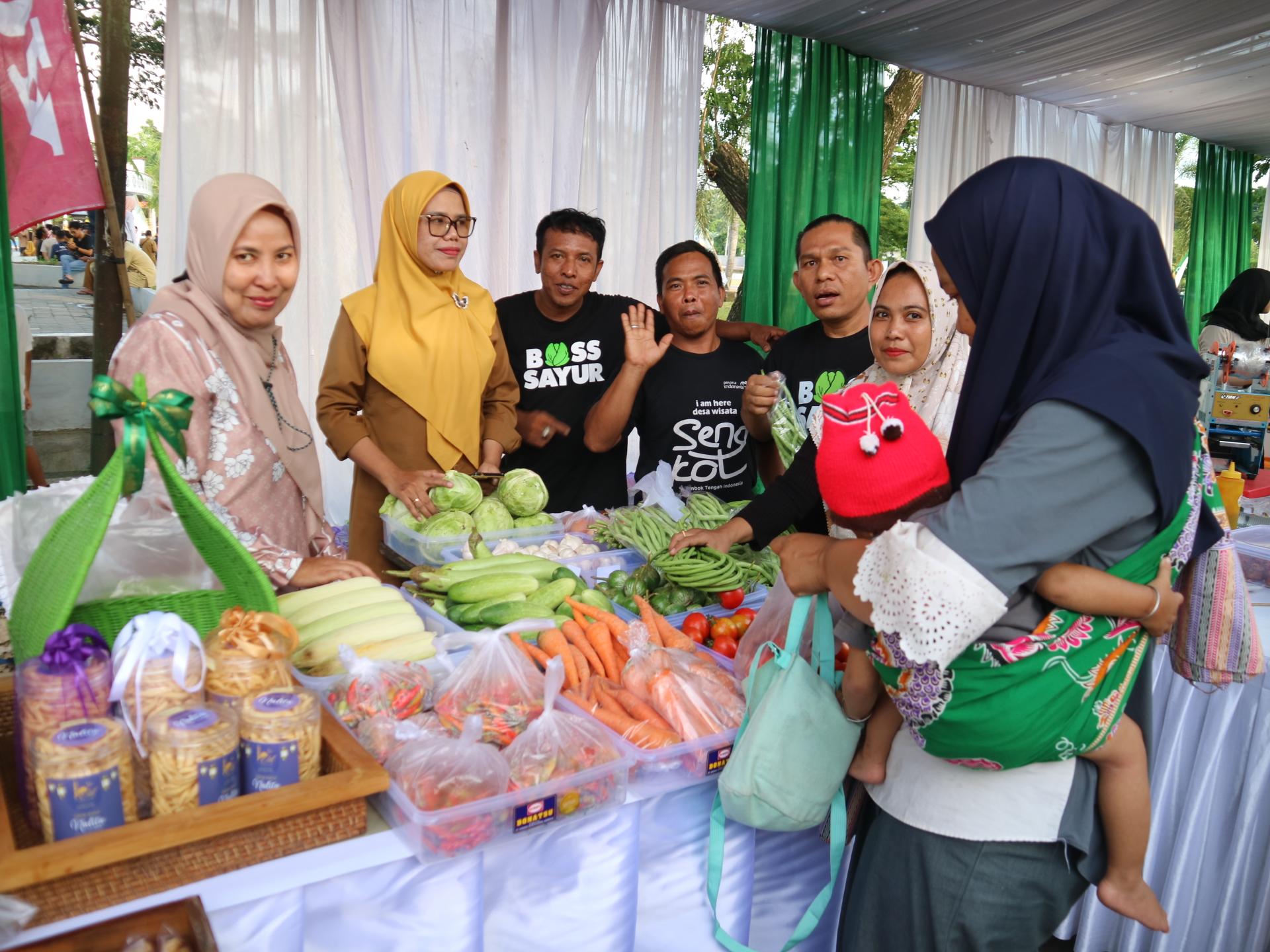 DORONG EKONOMI: Suasana stand dalam kegiatan Semarak Tastura Khazanah Ramadhan di Taman Wisata Kota Tastura, Praya, Senin (10/3) sore.