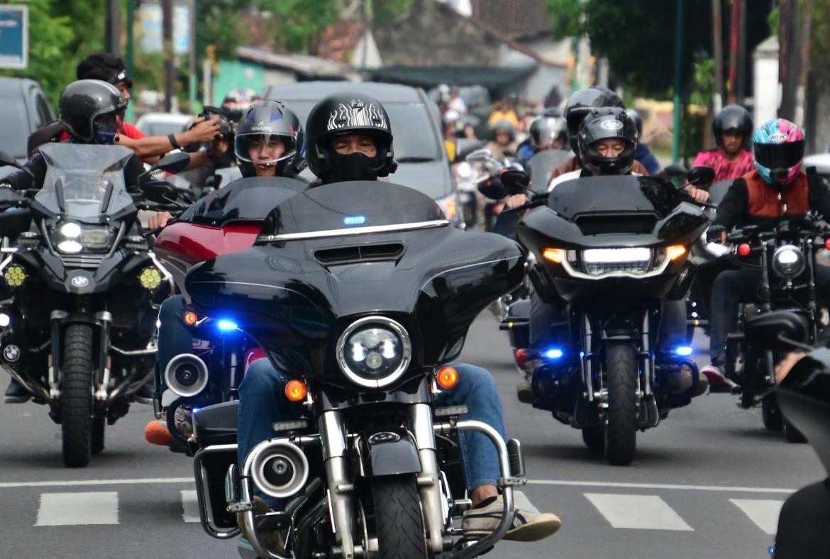 PEDULI SESAMA: Member Big Bike Lombok dan Harley Davidson Club Mandalika NTB menggelar touring Ramadan dengan menyerahkan donasi ke panti asuhan, Sabtu (8/3).