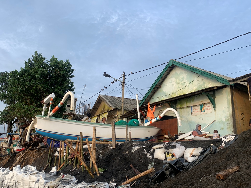 TERDAMPAK: Pemukiman warga pesisir pantai yang terdampak abrasi di Kelurahan Bintaro, beberapa waktu lalu.&nbsp;