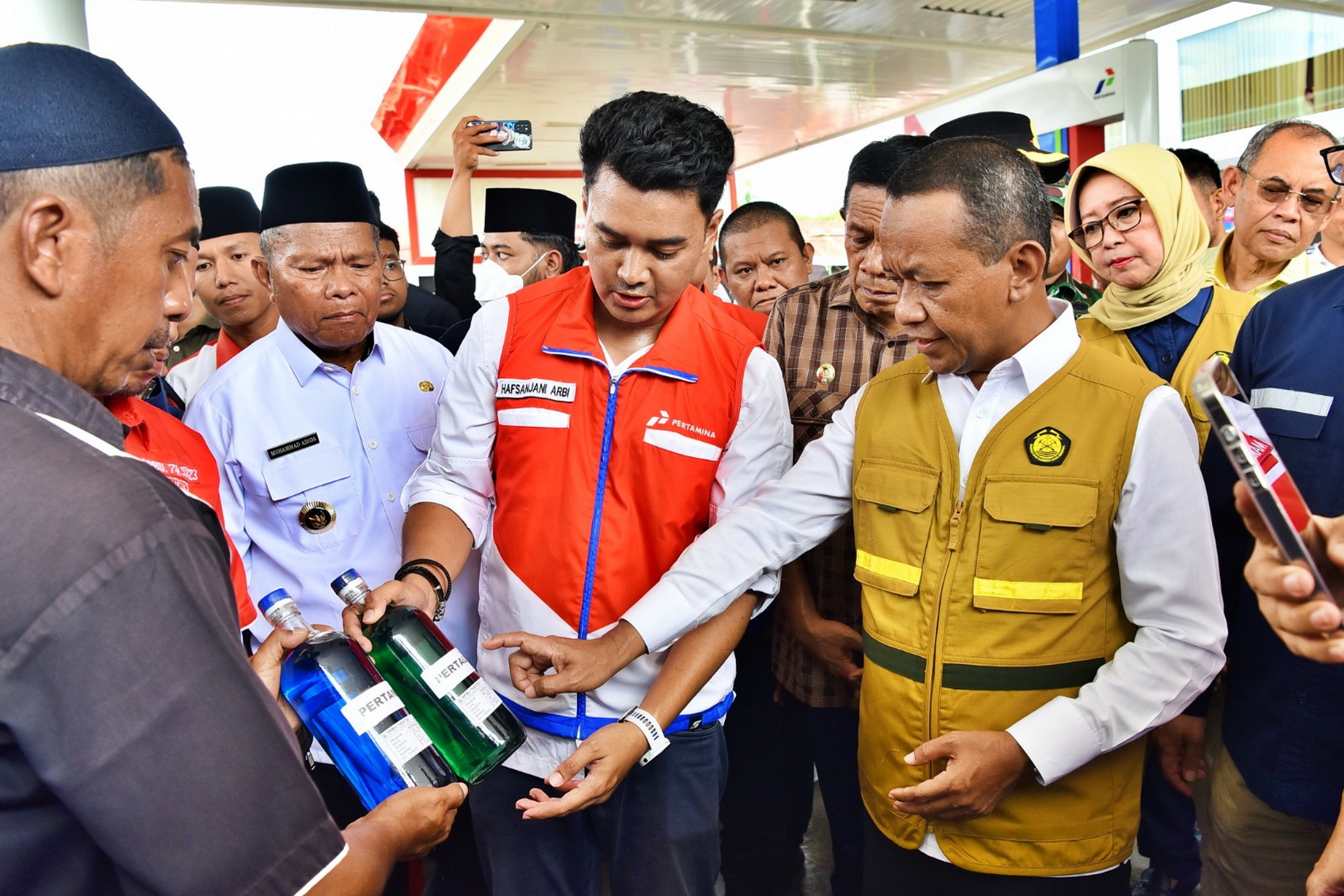 BERJALAN TRANSPARAN: Menteri ESDM Bahlil Lahadalia saat meninjau SPBU Pertamina 74.937.23 di Baubau, Sulawesi Tenggara, untuk menguji kualitas bahan bakar yang dijual Minggu (9/3).