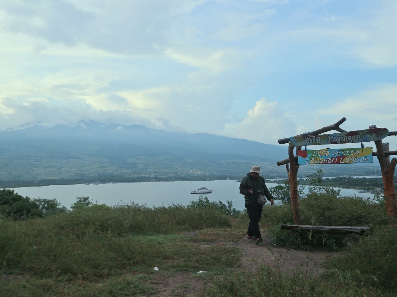 NGABUBURIT: Salah seorang pengunjung sedang menikmati pemadangan dari atas Bukit Kayangan, Desa Labuhan Lombok, Kecamatan Pringgabaya, Lotim, Sabtu (8/3).