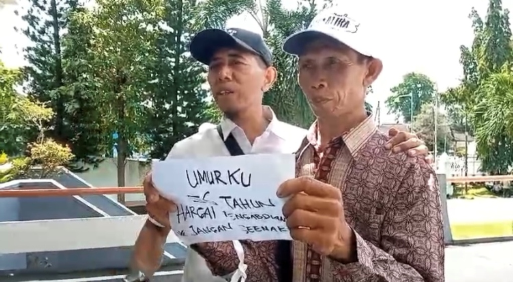 MENUNTUT SK: Junaidin, 56 tahun, warga Lombok Timur (foto kiri) dan Yahya, 55 tahun warga Lombok Utara (foto kanan) saat berunjuk rasa menuntut SK pengangkatannya sebagai PPPK.