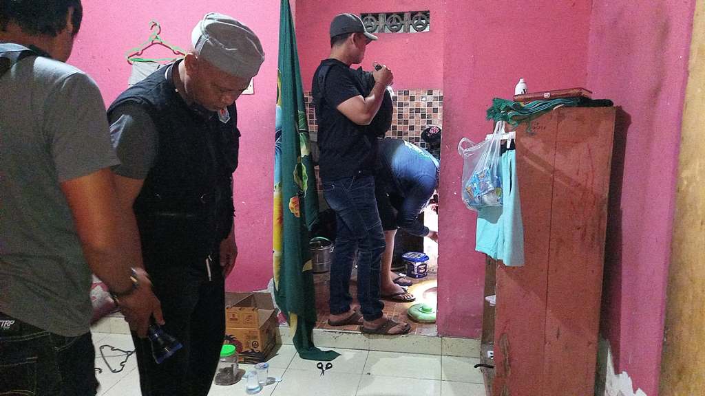 GELEDAH: Anggota Satnarkoba Polresta Mataram menggeledah rumah SU untuk mencari barang bukti, Senin dini hari (10/3).&nbsp;