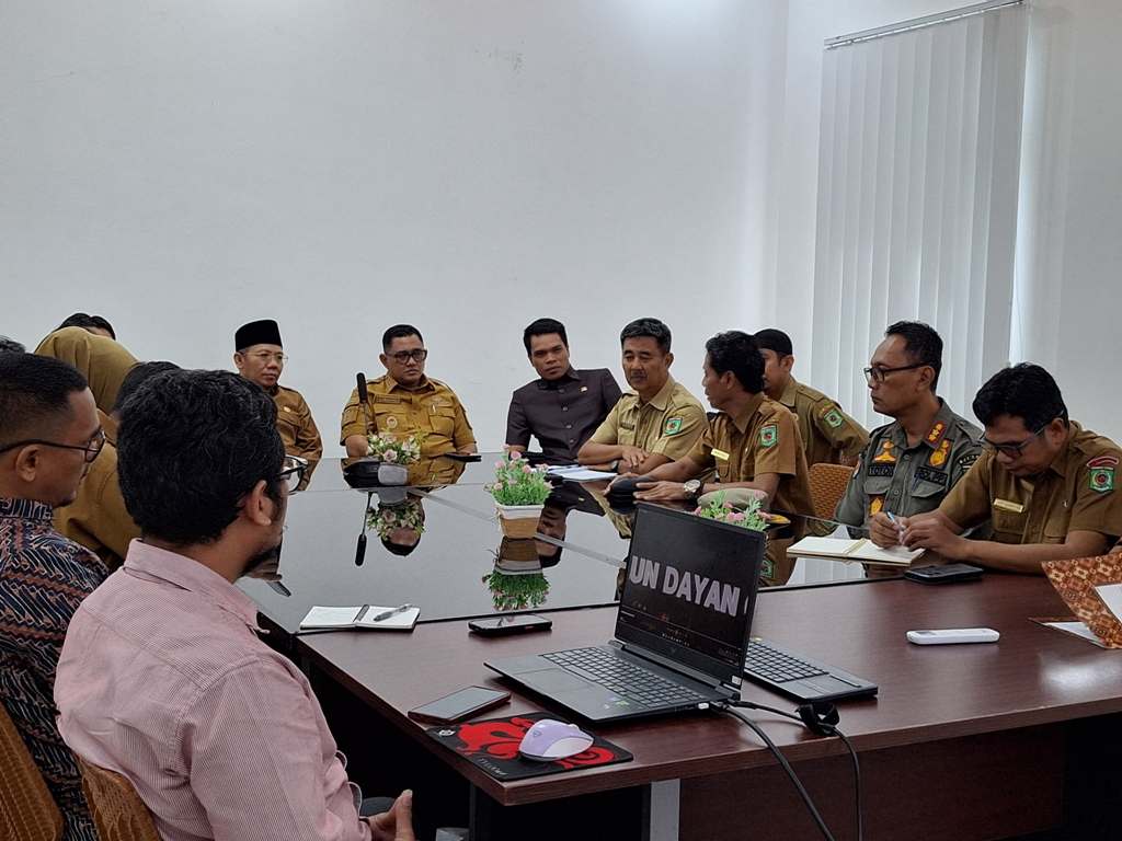 RAPAT BERSAMA: Pelaksanaan ekspos pembangunan taman kota Tanjung, Senin (10/3).