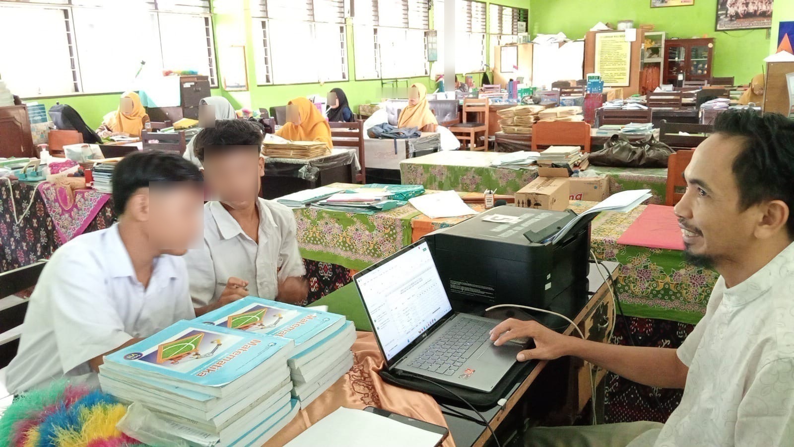 DINASEHATI: Dua anak yang kedapatan bawa sajam saat tim dari Kecamatan Ampenan melakukan penertiban dibina di sekolah, Senin (10/3).