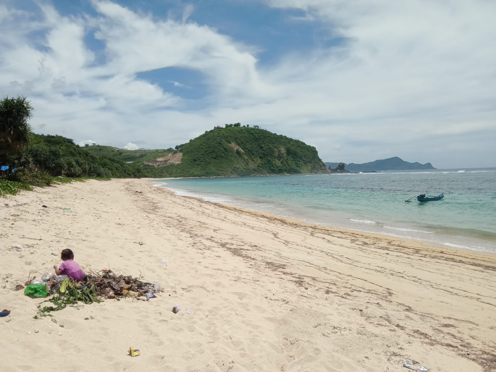 DAERAH SENGKETA: Pantai Nambung terlihat indah dengan pasirnya yang putih. Kawasan wisata ini menjadi objek rebutan Pemkab Lombok Barat dan Pemkab Lombok Tengah sampai sekarang.