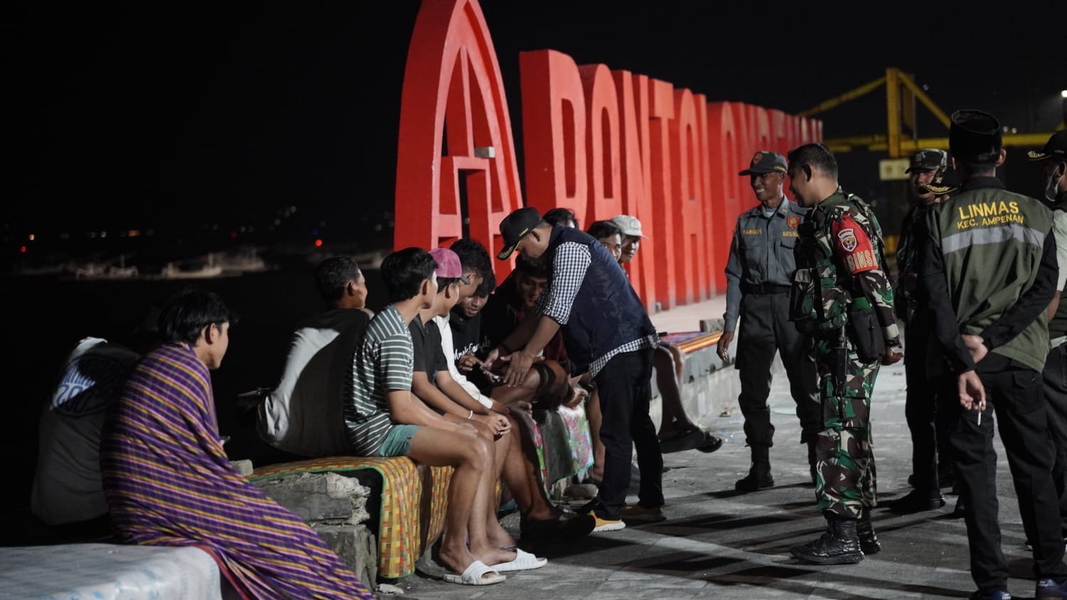 Camat Ampenan Muzakkir Walad saat memberikan teguran pada anak-anak yang terjaring penertiban, Minggu dini hari (9/2).