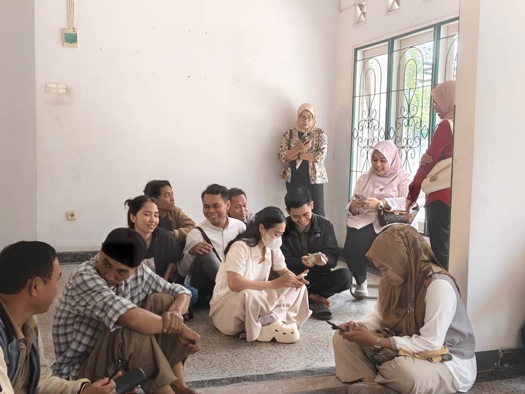 PEMUTUSAN KERJA: Beberapa mantan karyawan Hotel Grand Legi saat mendatangi Disnakertrans Kota Mataram untuk tahap mediasi.&nbsp;
