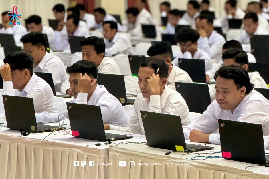 Antusias dan keseriusan peserta dalam mengerjakan soal SKB CPNS dengan sistem CAT, terlihat dari suasana ruangan tes yang tampak hening dari peserta yang sedang fokus.